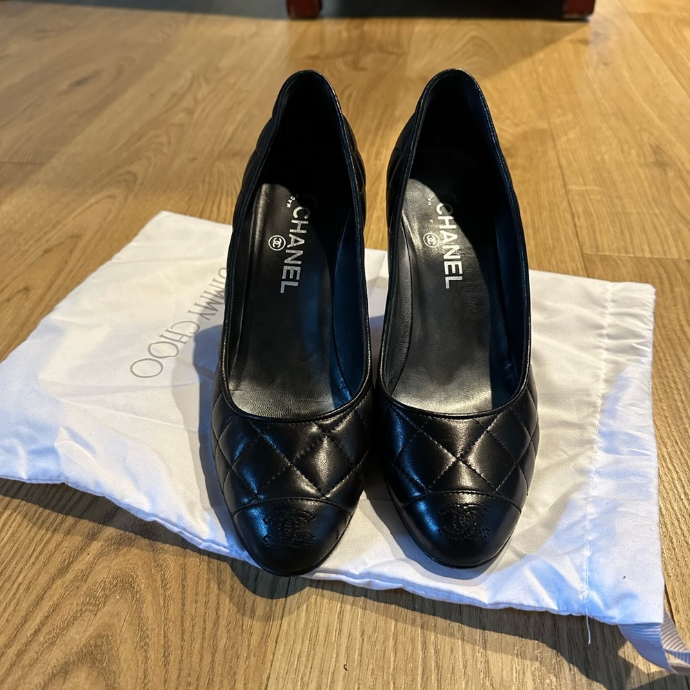 Chanel black pump quilted
